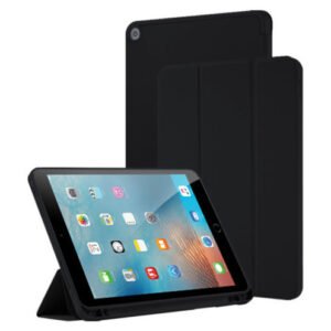 iPad avec étui noir trifold élégant, protection complète et support ajustable moderne.