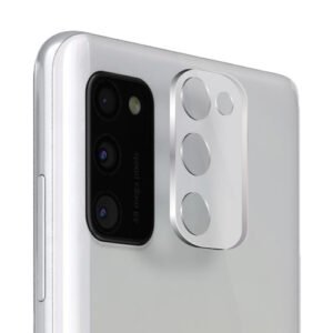 Smartphone blanc moderne avec triple caméra arrière et protège-lentilles transparent élégant.
