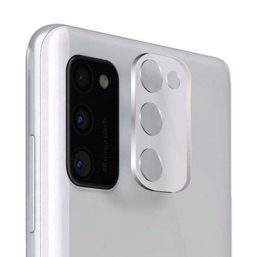 Smartphone blanc moderne avec triple caméra arrière et protège-lentilles transparent élégant.