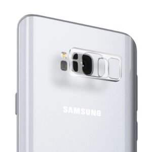 Smartphone Samsung argent avec protection transparente de l’appareil photo et design élégant sur fond blanc.