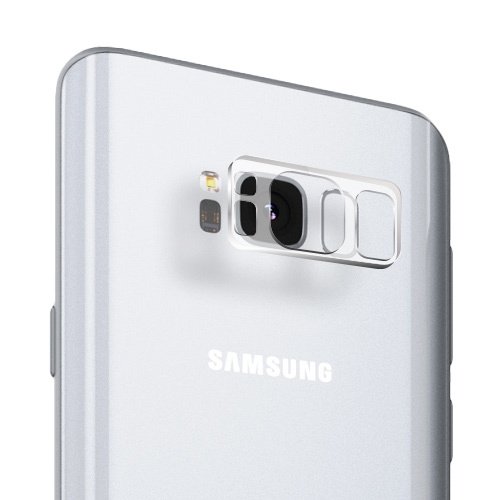 Smartphone Samsung argent avec protection transparente de l’appareil photo et design élégant sur fond blanc.