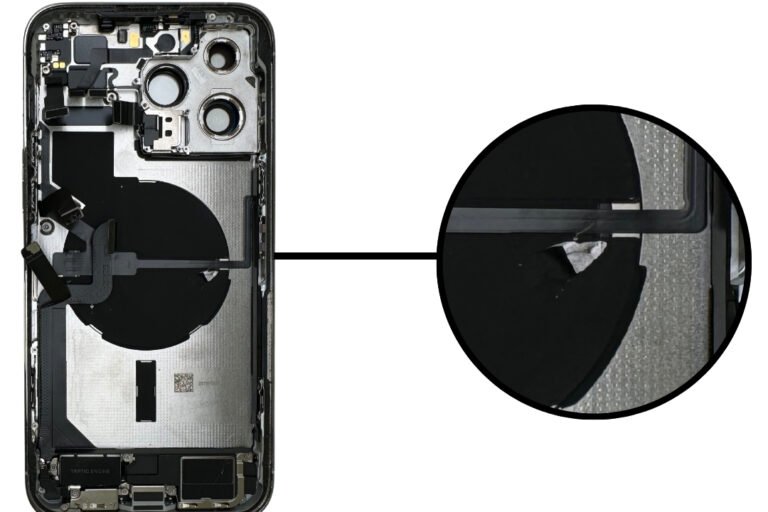 Intérieur d’un smartphone moderne avec bobine MagSafe, composants internes et structure métallique.