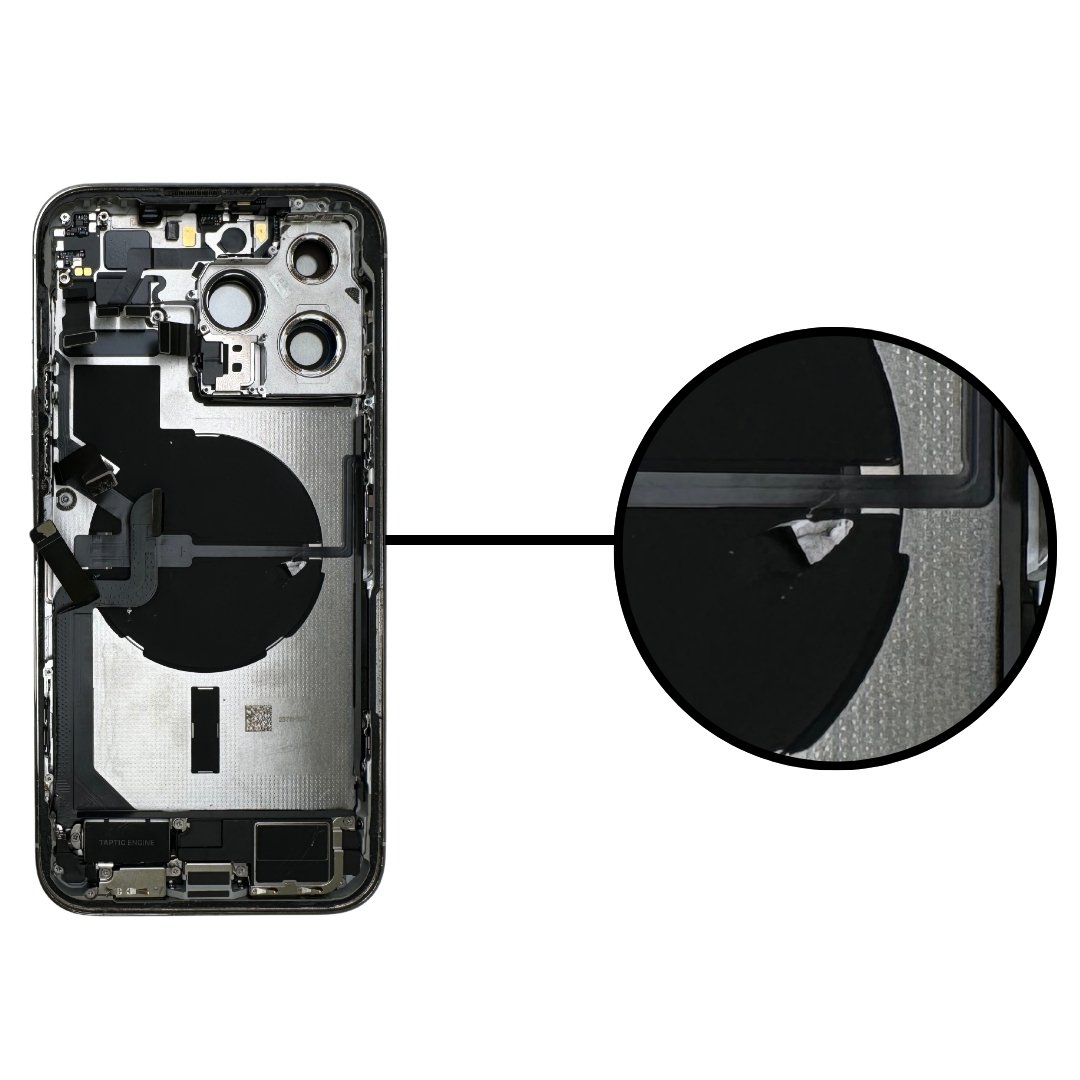 Intérieur d’un Smartphone Moderne et Composants Internes Détaillés Intérieur d’un smartphone moderne avec bobine MagSafe, composants internes et structure métallique.