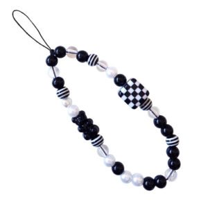 Bracelet perlé noir et blanc avec motif damier et petite perle ours noir.