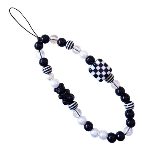 Bracelet perlé noir et blanc avec motif damier et petite perle ours noir.