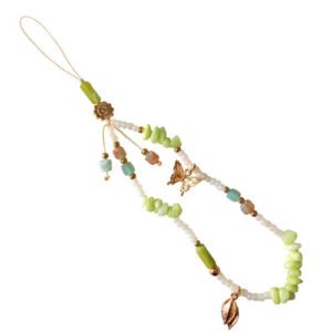 Bracelet artisanal en perles vertes et dorées avec charms feuille et papillon élégants.