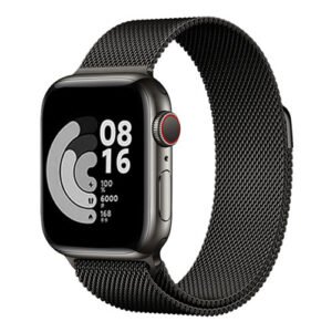 Montre connectée noire élégante avec écran rectangulaire et bracelet maille milanaise raffiné.