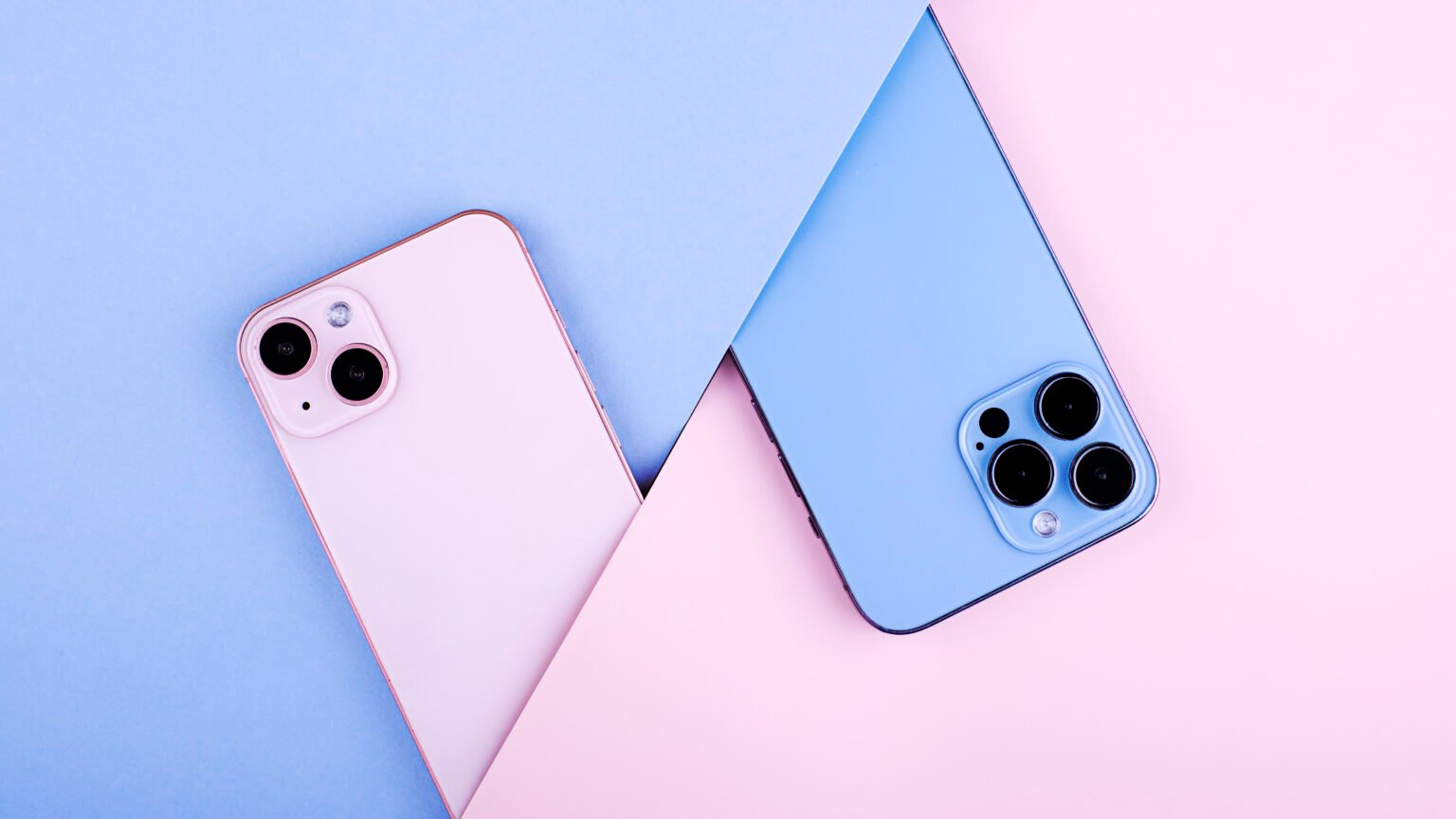 Deux iPhones rose et bleu sur fond pastel, design moderne et élégant.