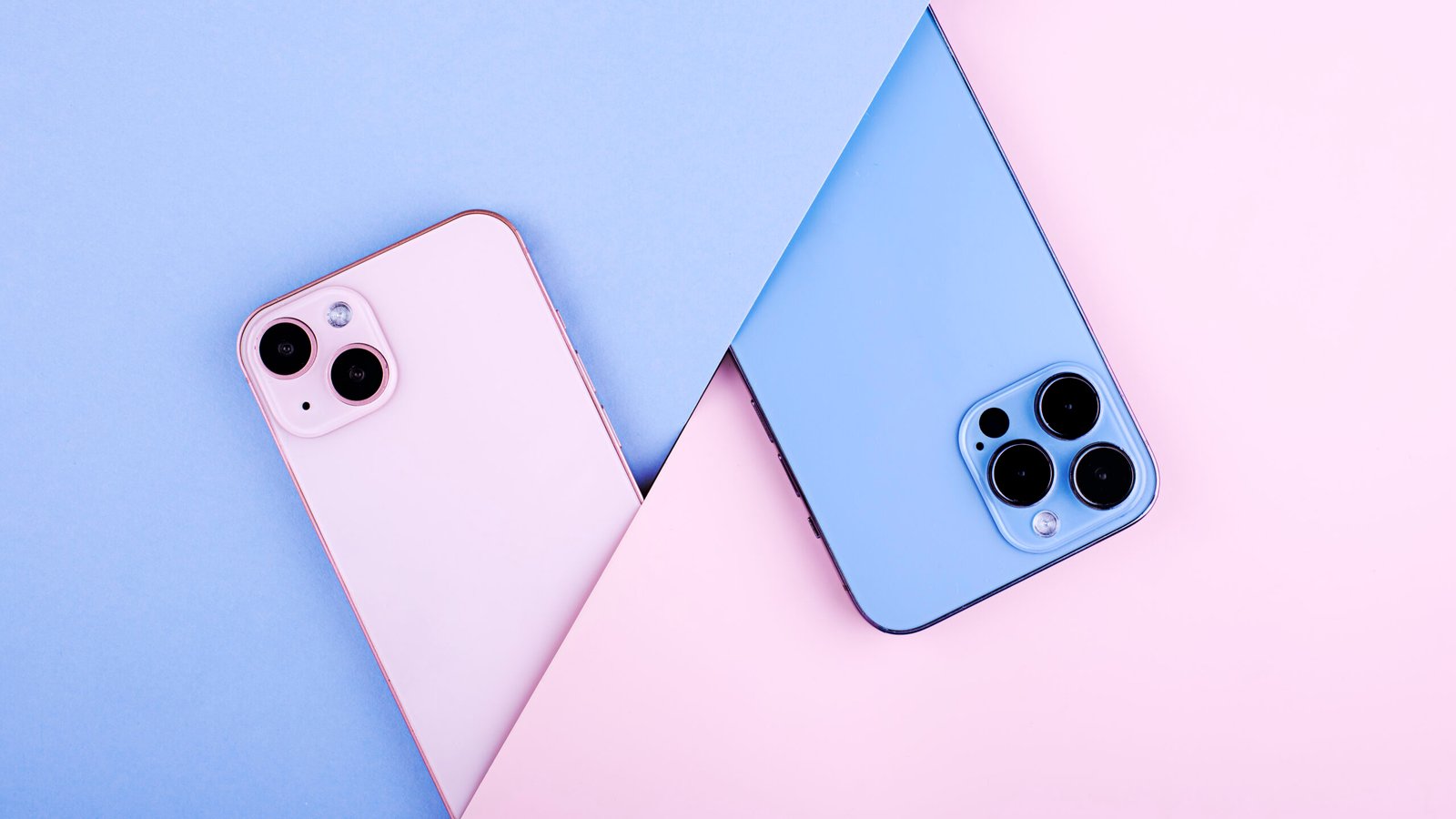 Deux iPhones rose et bleu sur fond pastel, design moderne et élégant.