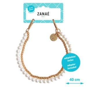 Collier ZANAÉ 40 cm avec perles blanches et chaîne dorée élégante sur fond bleu.