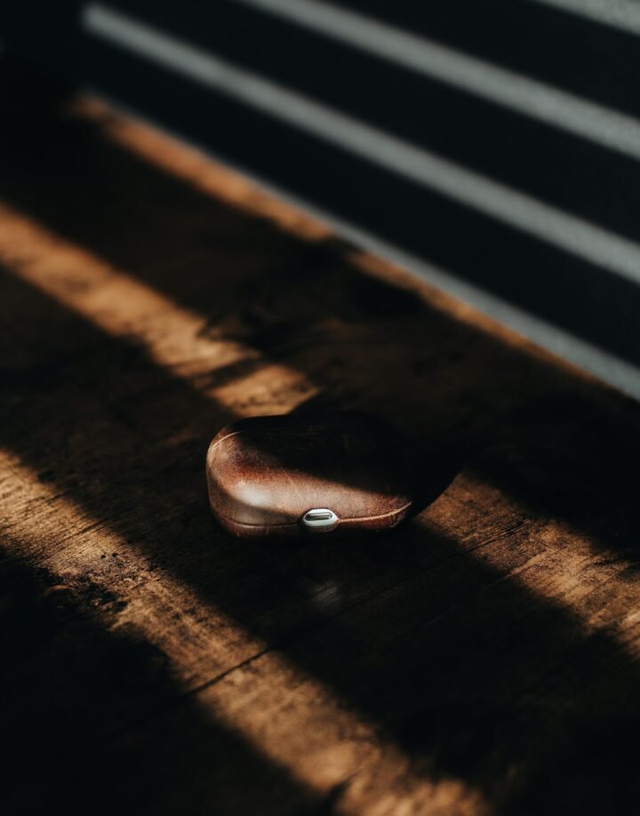 Etui AirPods marron en cuir pour valoriser l'achat en ligne d'accessoires originaux Apple chez My Mobile Shop, site de vente en ligne