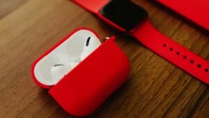 Etui AirPods rouge silicone pour promouvoir la vente en ligne d'accessoires Apple chez My Mobile Shop, site de vente en ligne