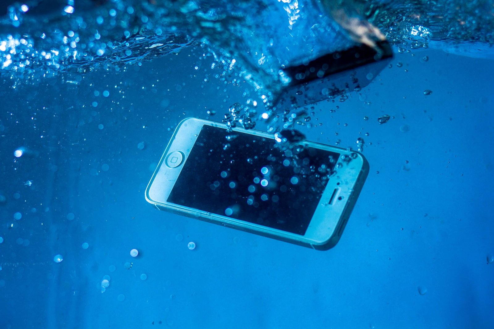 un téléphone tombe dans l'eau : est ce. réparable? Notre guide complet sur la réparation de smartphone ici!